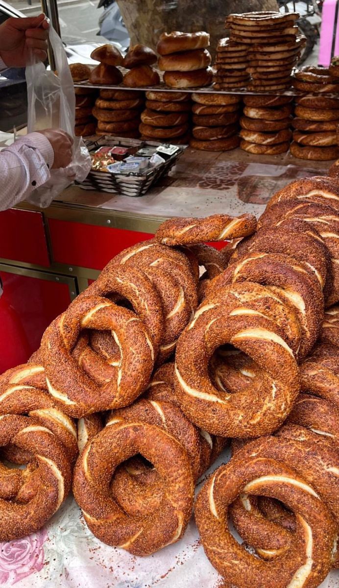 Simit Keyfini Katlayın: Sıcak Bir Simidin Yanına En Çok Yakışan 5 Eşlikçi